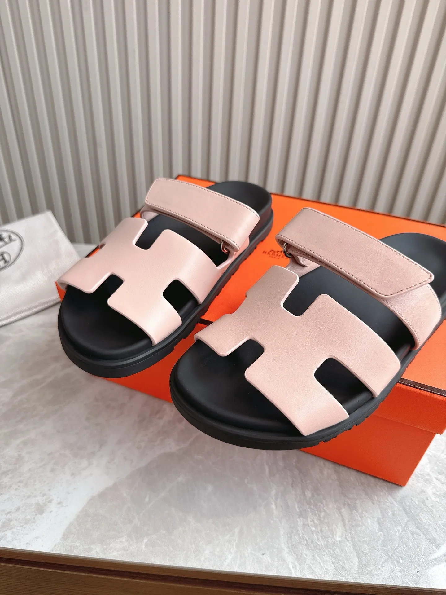 p480🐮🐮Couple model (top version) H family 2024 spring and summer new style HERMES Hermes' recently popular couple model pig nose angle sandals and slippers, paired with various colorful socks, popular. Upper: imported original deerskin (the genuine leather edging is not ordinary super migration). Lining: imported genuine leather. Outsole: Tpu non-slip and wear-resistant outsole. Size: Female 35-42 (40/42 non-returnable and non-exchangeable) Male size: 39-45 (45 non-refundable and non-exchangeable)